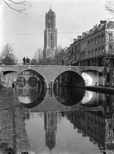 816782 Gezicht op de Hamburgerbrug over de Oudegracht te Utrecht, met op de achtergrond de Domtoren.